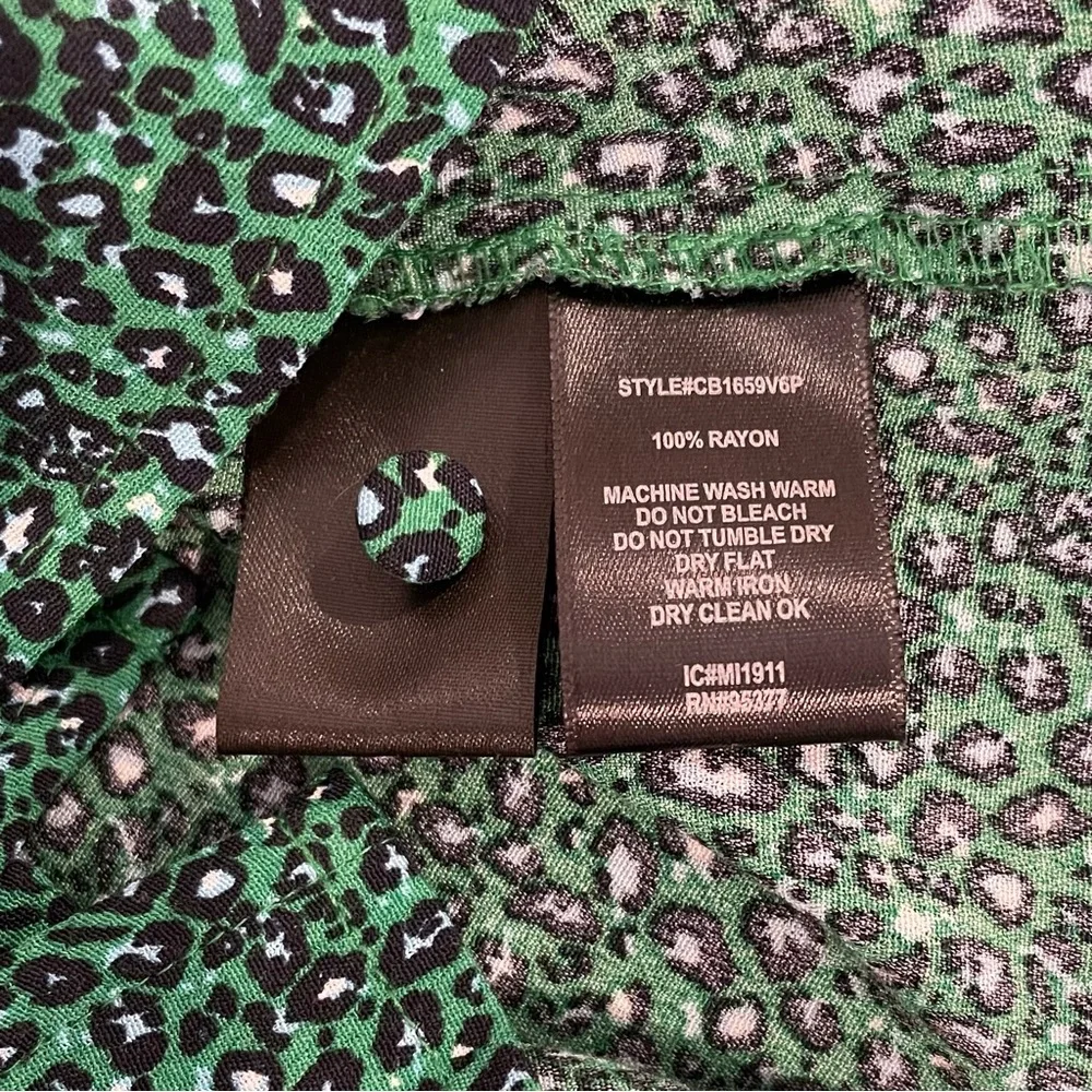 Sanctuary Noelle Animal Print Green and Black V Neck Blouse XL - Picture 3 of 10